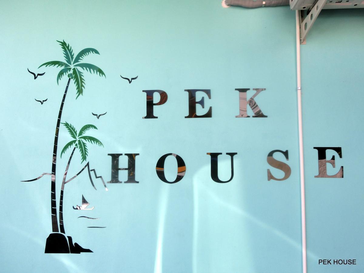Pek House Apartment Phuket Bagian luar foto